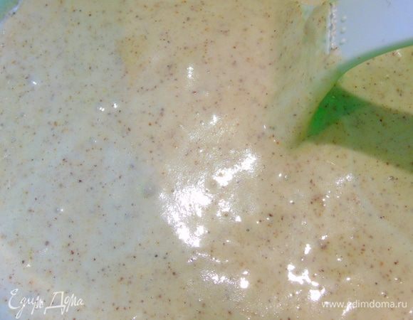 Очень аккуратно вручную вмешайте в основную массу.