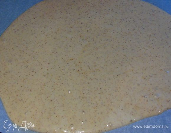 Вылейте тесто на застеленный пергаментом противень и отправьте выпекаться на 8-10 минут. Ориентируйтесь по своей духовке, проверьте готовность спичкой.