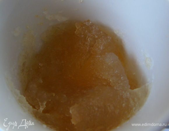 А теперь готовим крем. Желатин заливаем водой, даем набухнуть и растапливаем или на водяной бане или в микроволновке.