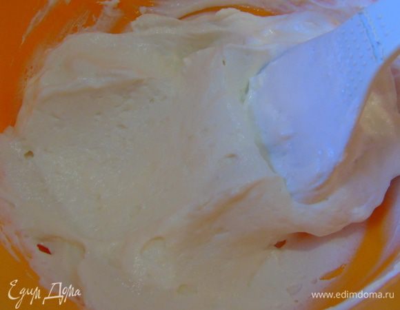 Рикотту смешиваем с итальянской меренгой, ликером (если используете) и растопленным желатином.