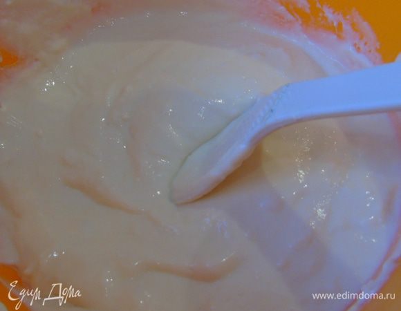 Сливки с сахарной пудрой взбиваем до мягких пик и примешиваем к творожной массе.