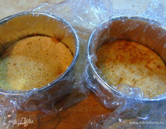 Кольцо 6 или 8 см выложить пленкой, на дно положить первый круг бисквита.