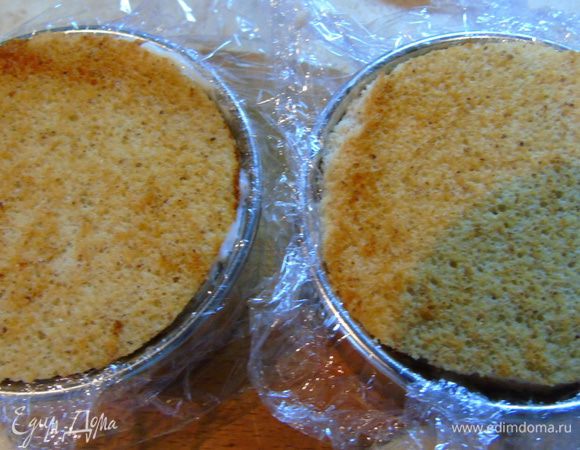 Закрываем вторым кругом бисквита, прижимаем поплотней и отправляем в холодильник на ночь. 
