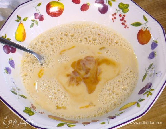 Яйца разбить в глубокую посуду, влить молоко, 1 1/2 ст. ложки кленового сиропа, ванильный экстракт, посолить и все перемешать.