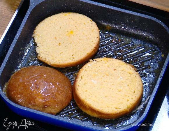 В сковороду гриль, где жарились бананы, влить 1 ст. ложку сливочного масла с апельсиновым соком и обжарить кусочки бриоши до золотистого цвета с двух сторон.