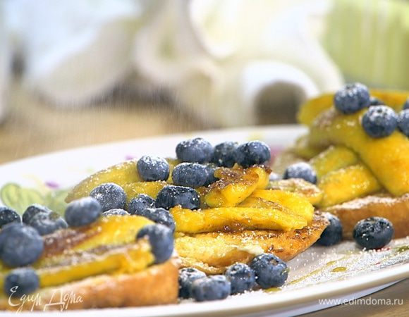 На обжаренные кусочки бриоши выложить карамелизированные бананы, голубику, сбрызнуть оставшимся кленовым сиропом и посыпать сахарной пудрой.