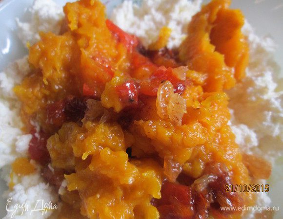 Смешать творог с тыквенным пюре, сахаром, сгущенкой — для однородности лучше взбить блендером.