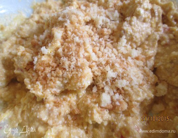 Добавляем измельченное в крошку печенье (часть можно оставить для посыпки). По желанию добавляем орехи, изюм.
В сливочном масле прогреваем цедру, охлаждаем и добавляем к творожной  массе.