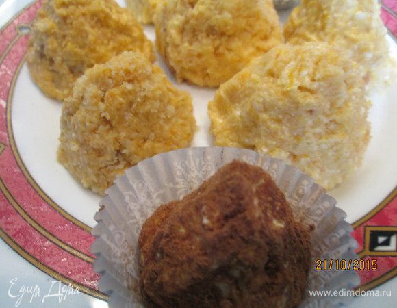 Лепим мокрыми руками конфеты, обваливаем их в крошке, порошке какао и отправляем в холодильник на 2 часа.