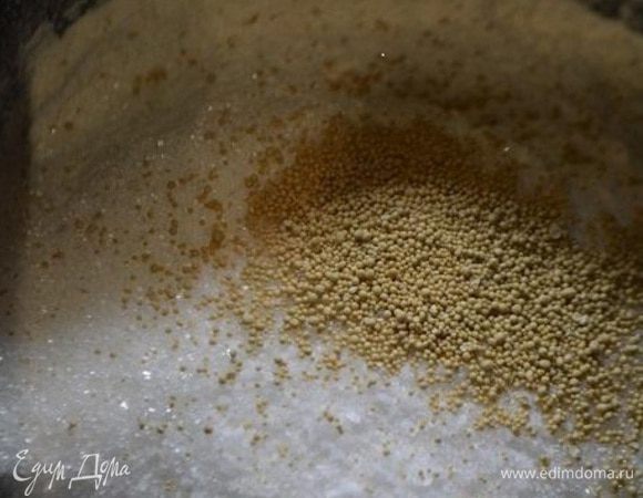 Тесто я делаю в хлебопечке. Поместить в чашу: воду, масло, мука, сахар, соль и дрожжи. У становить режим "Тесто". Готовое тесто выложить на стол, присыпать мукой, слегка обмять и оставить в тепле на 10 минут.