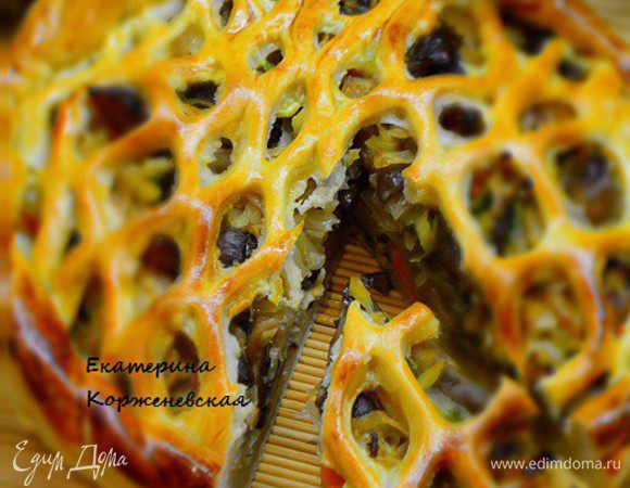 Пирог достать, накрыть полотенцем и дать остыть.
Нарезать на кусочки и можно наслаждаться! Приятного аппетита!