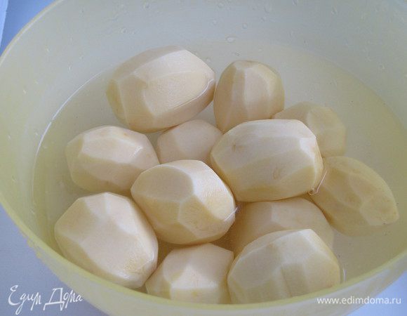  Понадобится 1-1,2 кг картофеля среднего размера. Картофель почистить.