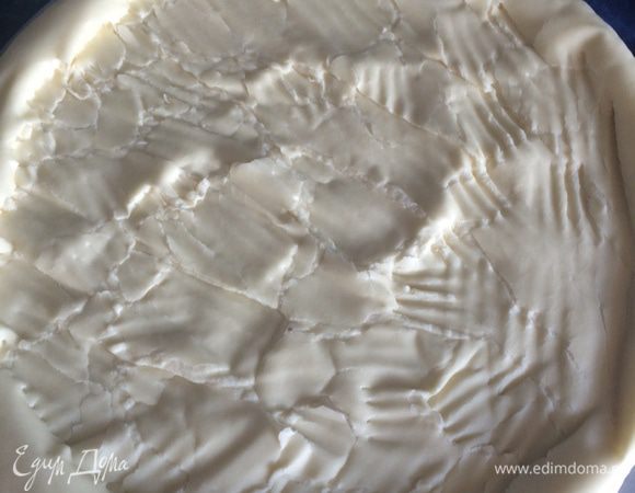 Перед тем как положить начинку на корж, необходимо его немного примять вилкой.