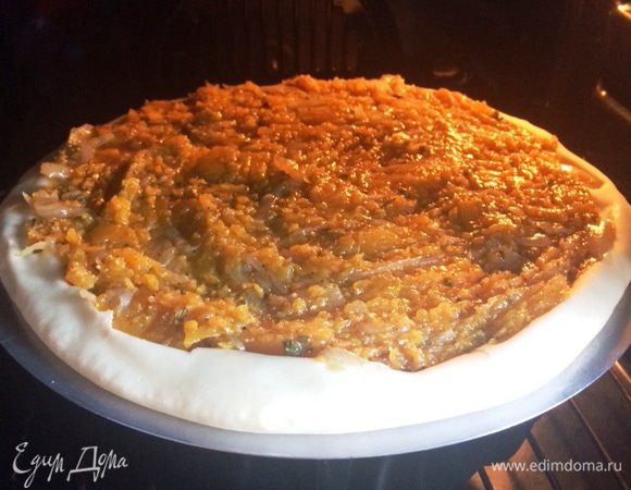 Отправляем пиццу запекаться в духовку, минут на 20. 