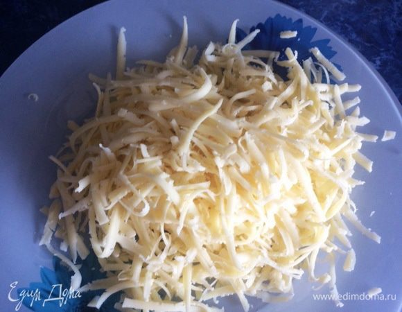 Пока печется наша пицца, натираем на терке сыр. Количество сыра регулируем по своему вкусу.