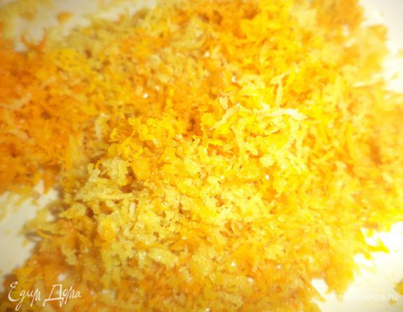 Взбить миксером размягчённое сливочное масло, продолжая взбивать добавить сахар, ванильный сахар, по одному яйца. 
Влить растительное масло и молоко, перемешать.
Натереть на тёрке цедру цитрусовых.