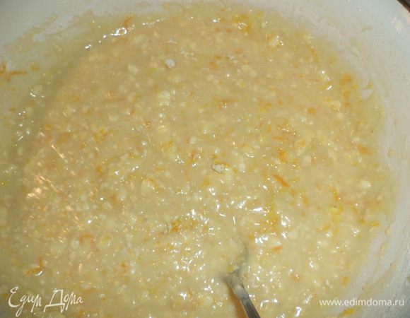 Муку перемешать с разрыхлителем и солью, всыпать в яично - масляную массу, добавить тёртую цедру 2 апельсинов и 2 лимонов, сок половинки лимона, тщательно перемешать.