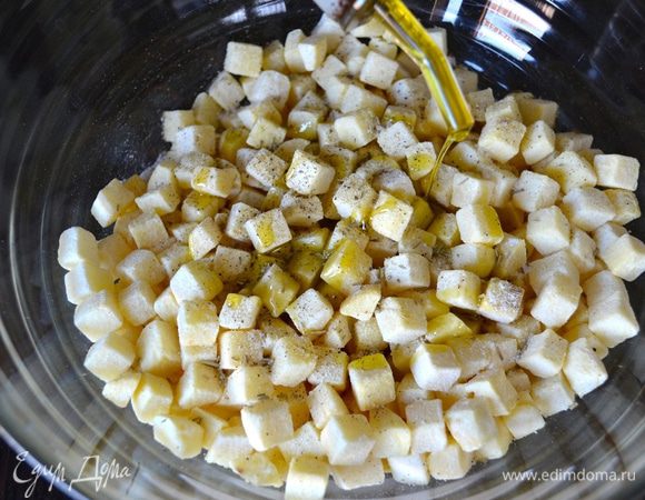 Картофель очистить и нарезать одинаковыми небольшими кубиками. Выложить в миску, положить специи (по вкусу), посолить, поперчить и сбрызнуть маслом.