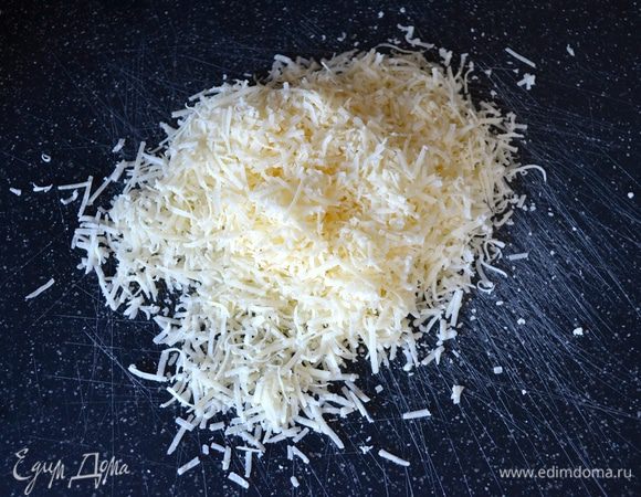 Пармезан натереть на мелкой терке.