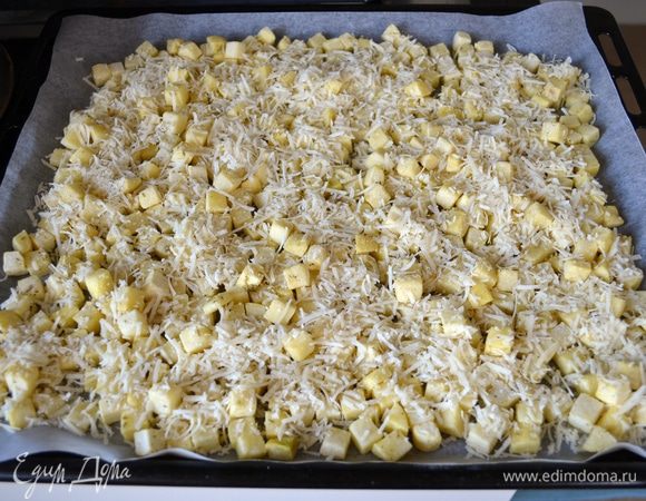 Хорошо посыпать картофель тертым сыром и поставить в разогретую до 190°C духовку на 40–45 минут до золотистого цвета.