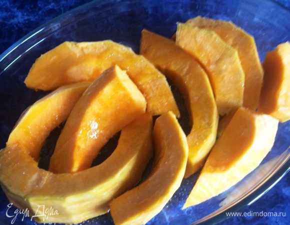 Тыкву чистим, нарезаем дольками, немного солим, сбрызгиваем оливковым маслом и ставим в разогретую духовку.
Запекаем минут 15-20 (до мягкости).

Нам понадобится не вся тыква, что на фото (это я сразу решила запечь побольше, чтобы потом использовать для других рецептов).   