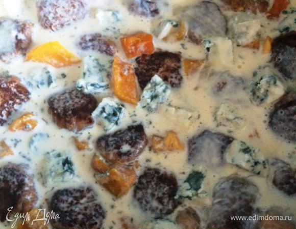 Распределяем заливку равномерно и отправляем киш в разогретую духовку до 180-200°С минут на 30-35 (ориентируемся по своей духовке).