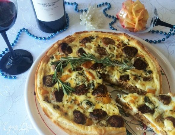 Достаем готовый киш, оставляем его "отдохнуть" минут на 15-20, нарезаем на порции и зовем всех к столу.