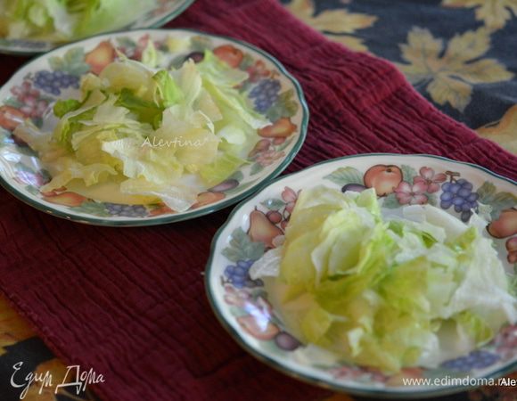 Листья салата нарвать. Разложить по тарелкам.