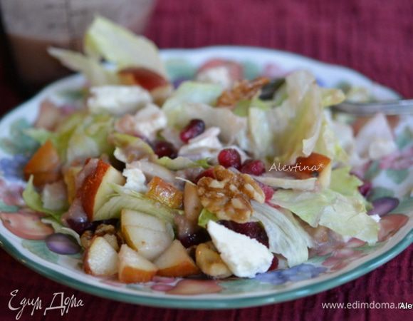 Грушу очистить и нарезать для салата. Добавить поверх салатных листьев. Затем выложить орехи пекан или грецкий, очищенный и подсушенный в духовке. Добавить гранатные зерна, сыр фета со специями. Заправить готовой заправкой. Приятного аппетита!