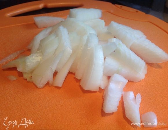 Духовку разогрейте до 200 градусов. Нарежьте мелко лук.