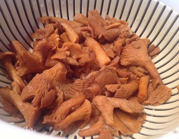 Лисички переберите, сварите в кипящей воде, буквально 2-3 минуты, слейте и оставьте в дуршлаге, чтобы дать воде хорошо стечь.