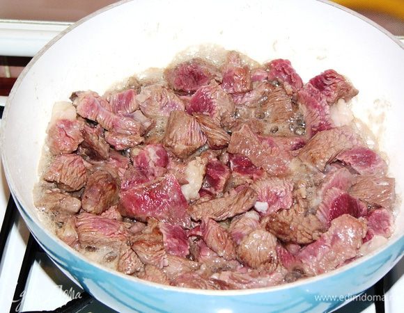 Вариаций на тему этого блюда может быть множество. Мясо в классическом варианте рекомендуется баранина, я обычно готовлю с говядиной, подойдет и свинина, а также курица, утка, индейка. Овощи также можно варьировать по вкусу, но лук-шалот здесь, как я сказала, должен преобладать. 

Говядину нарезаем небольшими кусочками. Быстро обжариваем мясо в сотейнике с небольшим количеством масла. 