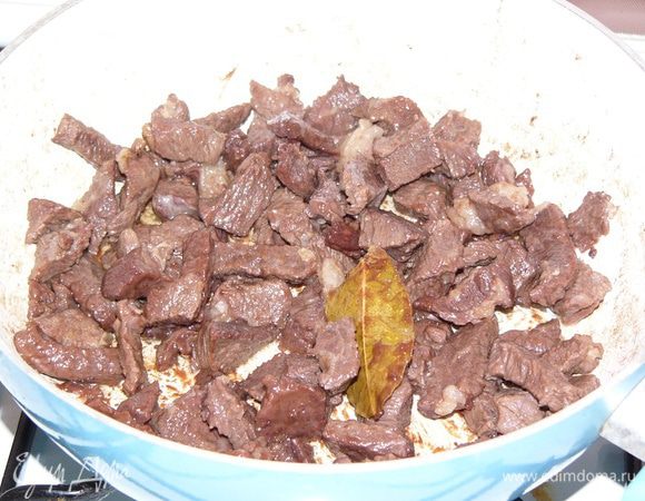 Когда мясо пустит сок, закроем крышкой и потушим, пока не выкипит вся жидкость. Добавим лавровый лист и перец горошком. 