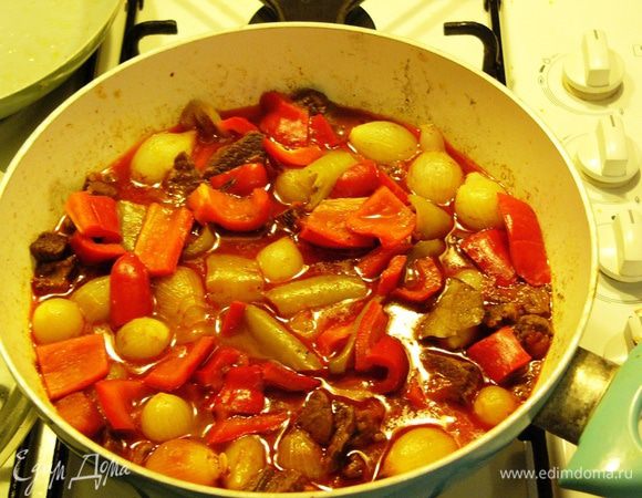 Тушить еще 15-20 минут. Пока вы будете сервировать стол, мясо еще постоит и напитается ароматами. А ароматы будут сказочными!