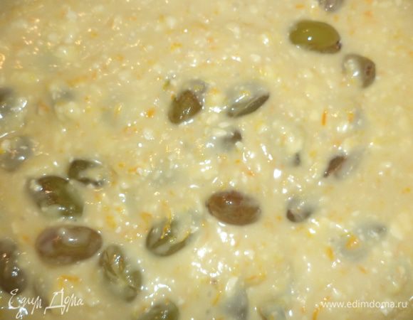 Добавить в тесто ягоды винограда, аккуратно перемешать.