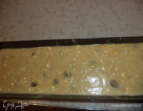 Прямоугольную форму для кекса смазать маслом, выложить тесто, выпекать при температуре 180 градусов 40 - 50 минут.