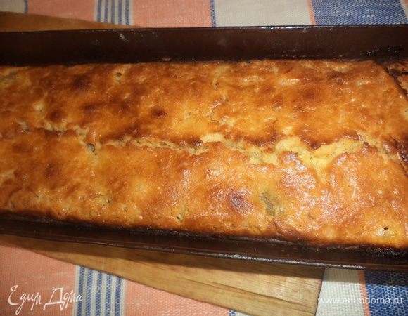 Дать кексу остыть, затем вынуть из формы и посыпать сахарной пудрой.