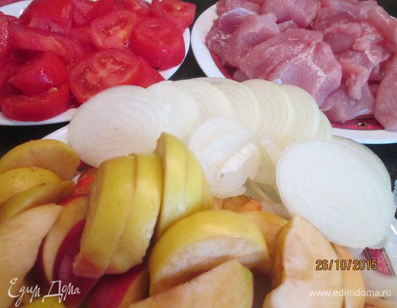 Нарезать кусочками мясо индейки. Помидоры и яблоки режем дольками, лук кольцами.