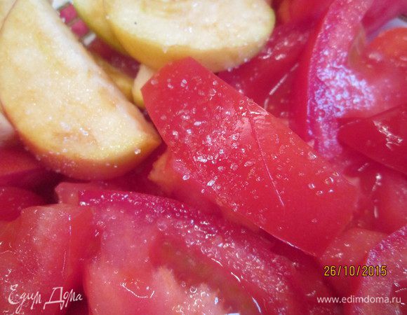 Присыпаем сахаром помидоры и яблоки.