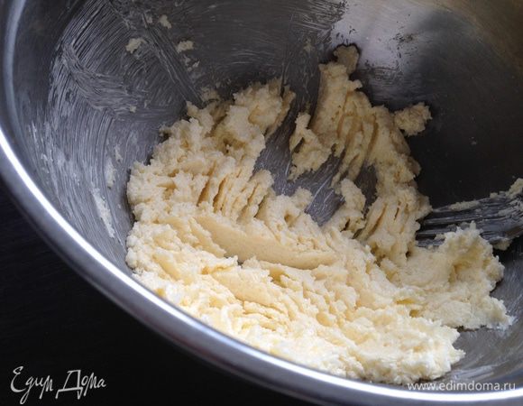 Сливочное масло хорошо растереть с сахаром(лучше коричневым).