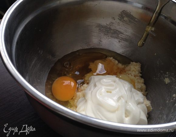 Добавить яйцо, мёд, сметану и хорошо взбить миксером.