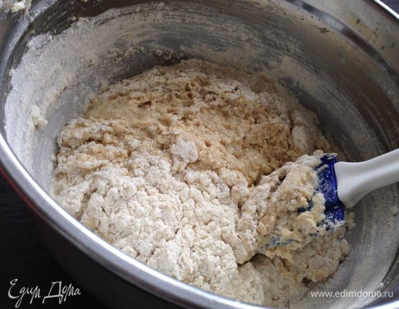 Муку просеять с содой и постепенно подмешать к тесту, все тщательно перемешать!