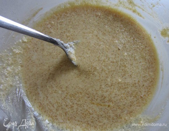 Смешиваем желтки с рикоттой и сахаром.