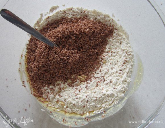добавляем белки, муку и натертый шоколад. все хорошо перемешать.