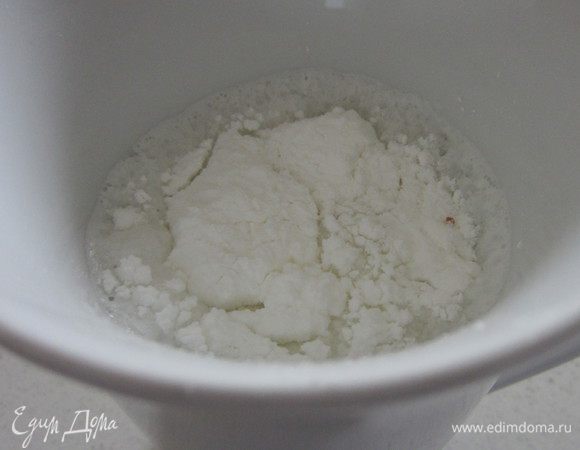 В теплом молоке растворяем разрыхлитель.