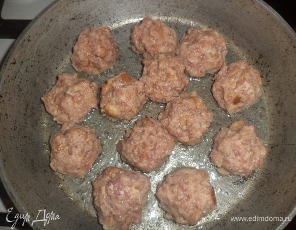 Кусочки хлеба замочить в теплой воде. Отжать, перемешать с фаршем, вбить яйцо, посолить, поперчить, приправить корицей.
Вымесить массу, сформовать фрикадельки.
