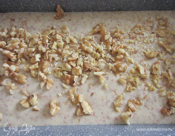 Выкладываем тесто в форму и посыпаем грецкими орехами.