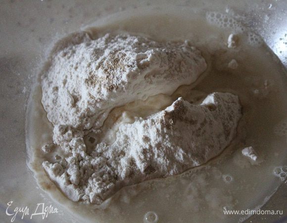 За 9 - 15 часов до начала выпечки готовим закваску. Смешать все ингредиенты, затем выложить тесто на поверхность, посыпанную мукой и обмять в течение 2 минут.