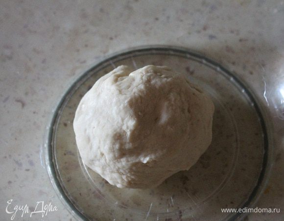 Слегка смазать миску растительным маслом, выложить в нее тесто, скатанное в шар, накрыть пленкой и дать постоять 1 час. Затем убрать в холодильник.