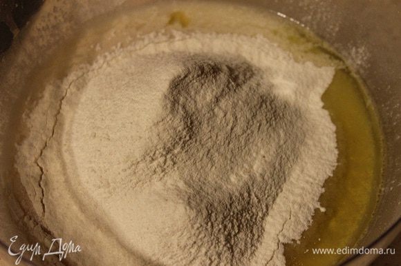 Добавить муку, масло и соль и снова перемешать. Затем вымесить тесто в течение 13-15 минут на слегка посыпанной мукой поверхности пока тесто не станет гладким и эластичным.